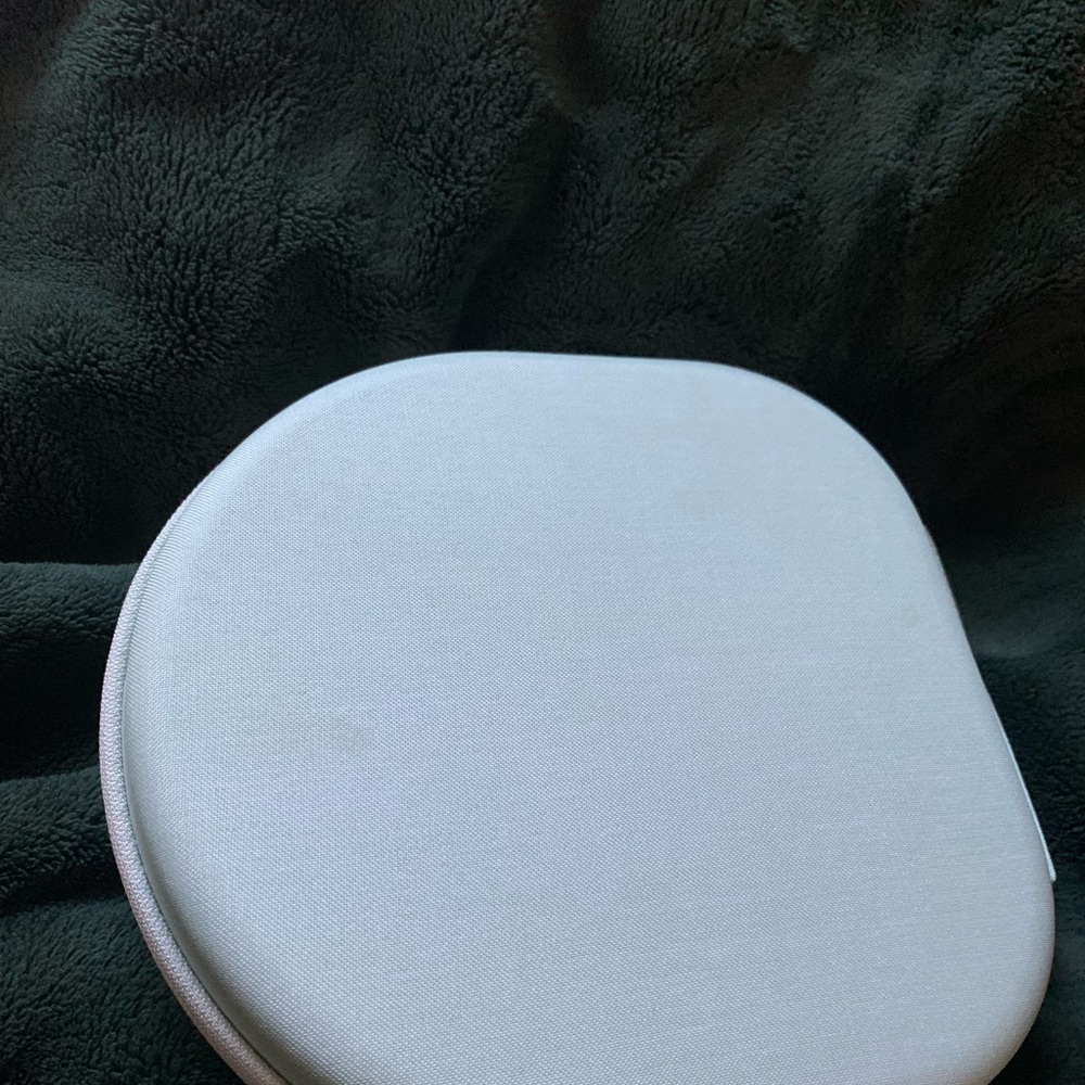 Air pod pro max barely used with case and carrying pouch
